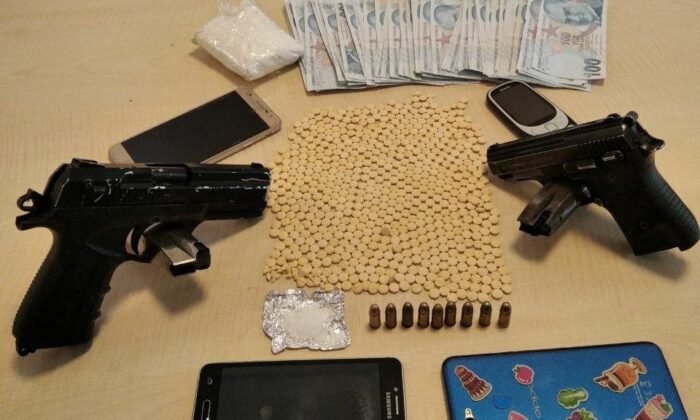 Şüpheli şahısların üzerinden uyuşturucu ve silah çıktı