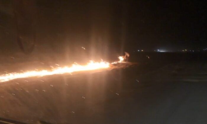 Şüpheli şahsın gece vakti anız yakma anı kamerada