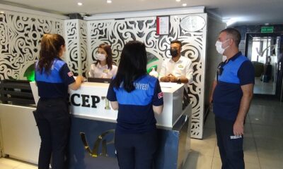 Sur zabıtası yaka kameralarıyla otellerde denetim yaptı