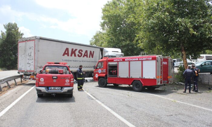 Sürücü sıkıştığı koltukta ambulansı sigara içerek bekledi