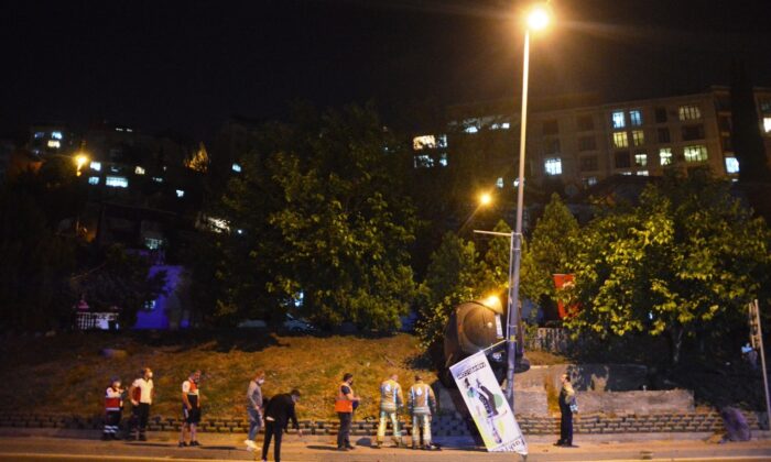 Sürücüsünün direksiyon hakimiyetini kaybeden hafif ticari araç bahçe ile direk arasında kaldı