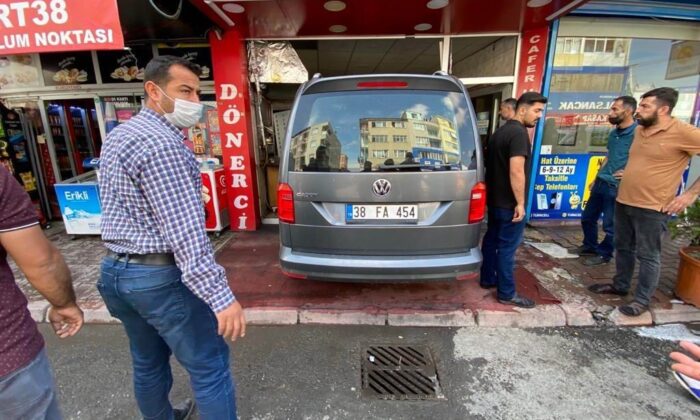 Sürücüsünün kontrolünü kaybettiği otomobil lokantaya böyle girdi