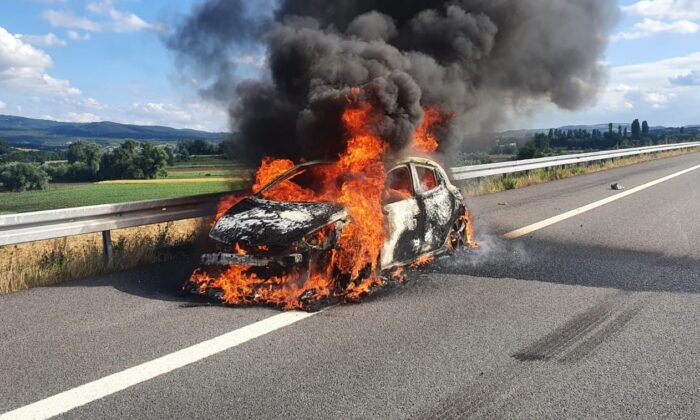 Susurluk’ta seyir halindeki otomobil yandı