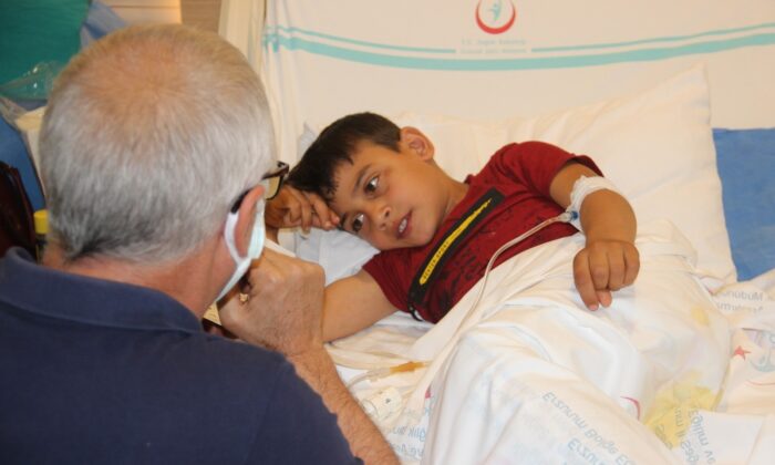 Süt kazanına düşerek yanan çocuk, okuma yazmayı hastanede öğreniyor