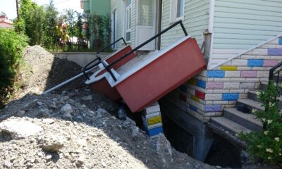 Tadilat yapılan evin balkonu çöktü: 1 yaralı