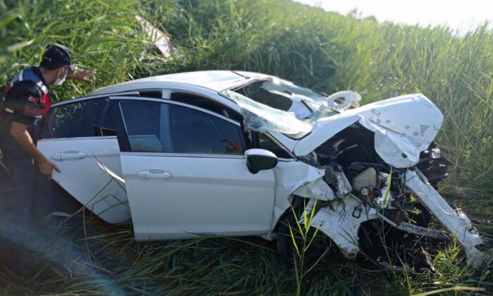 Takla atan otomobil şarampole devrildi: 3 yaralı