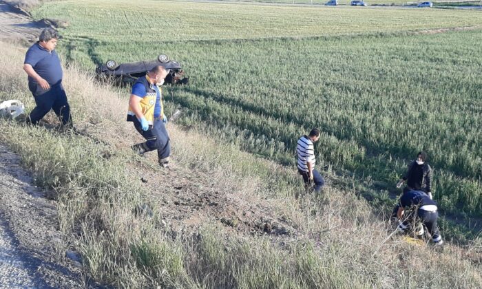 Takla atan otomobil tarlaya devrildi: 3 yaralı