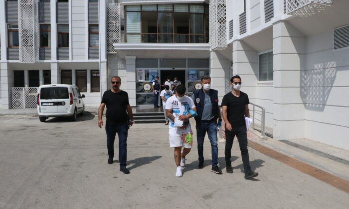 Taksi ile zorla kaçırılmak istenilen genç, polisin dikkati sayesinde kurtuldu