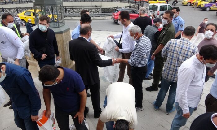 Taksim Camii cuma namazında doldu taştı