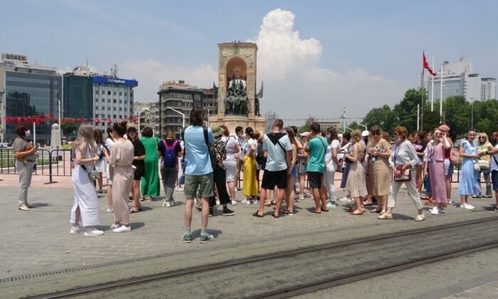 Taksim eski günlerine dönüyor, kafileler akın akın geliyor