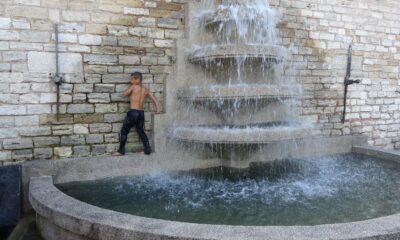 Taksim’de çocukların süs havuzunda tehlikeli oyunu