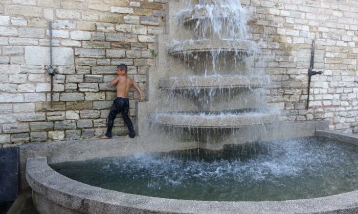 Taksim’de çocukların süs havuzunda tehlikeli oyunu
