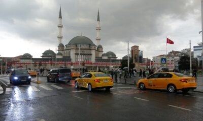 Taksim’de önce hava karardı sonra sağanak yağış başladı