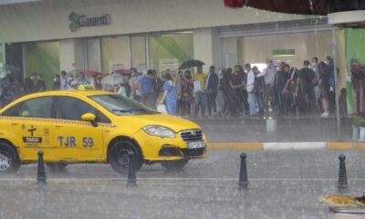 Taksim’de sağanak yağış vatandaşlara zor anlar yaşattı