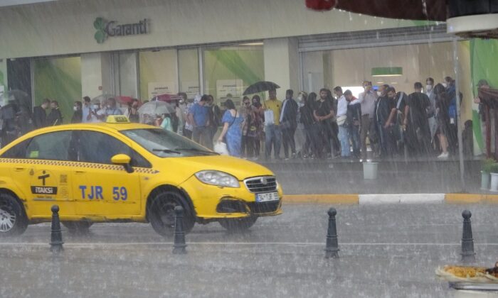 Taksim’de sağanak yağış vatandaşlara zor anlar yaşattı