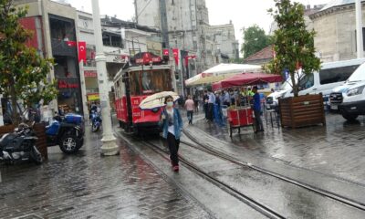 Taksim’de yağmur zor anlar yaşattı