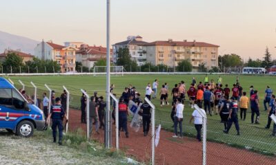 Taraftarlar arasında çıkan kavgaya polis ve jandarma biber gazı ile müdahale etti