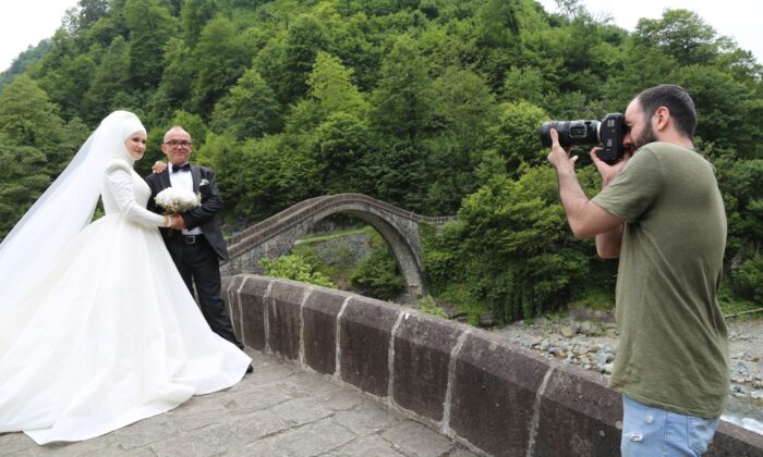 Tarihi Çifte Köprüler düğün çekimlerinin gözde mekanlarından biri haline geldi