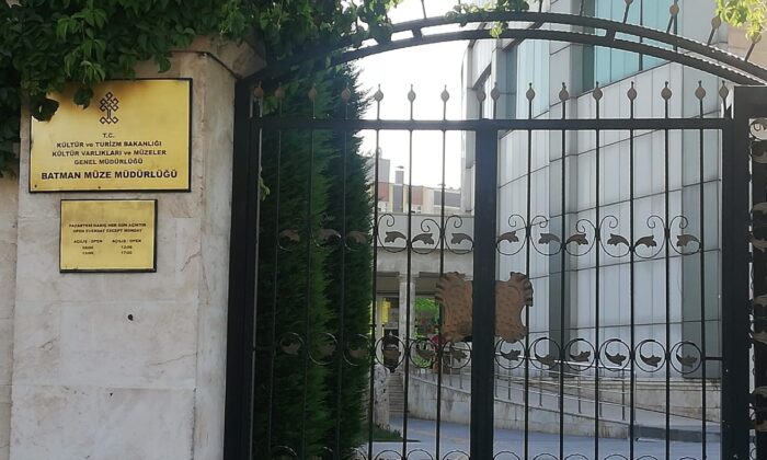 Tarihi eser kaçakçılarından ele geçirdikleri altın sikkeler, müzede kayboldu