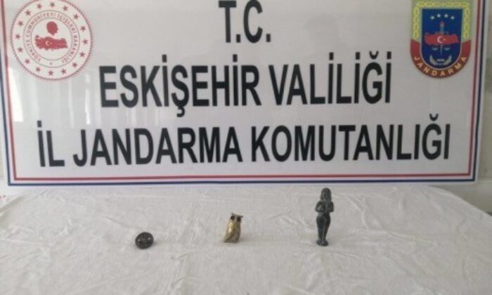 Tarihi eserleri satmak isteyen 4 kişi jandarmaya yakalandı