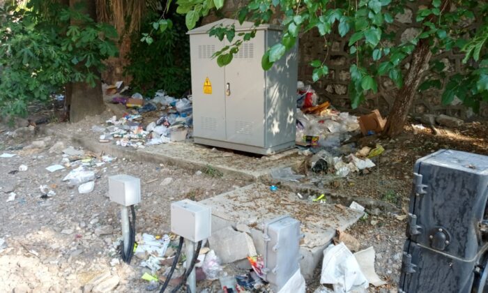 Tarihi gar, duyarsız vatandaşların kurbanı oldu