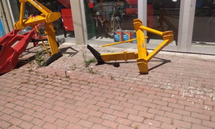 Tarım aletinin altında kaldı