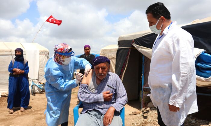 Tarım işçileri çadırlarda aşılanıyor