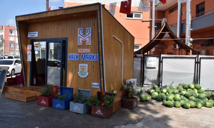 Tarsus Belediyesi, 15 ton karpuzu halka ücretsiz dağıttı