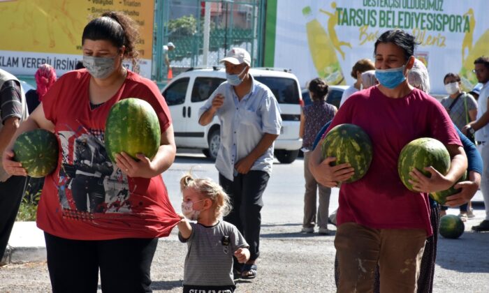 Tarsus Belediyesi, çiftçiden aldığı 10 ton karpuzu halka dağıttı