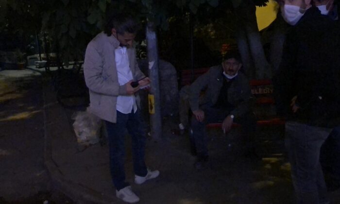 Tartıştığı arkadaşını bıçakladı, bankta oturup sigara içti