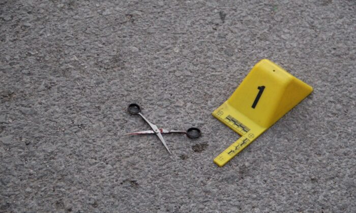 Tartıştığı arkadaşını makasla öldürdü