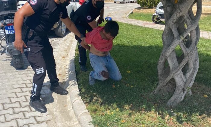 Tartıştığı kişiyi defalarca bıçaklayarak ağır yaraladı