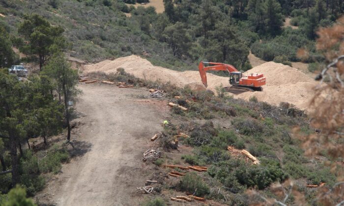 Taş ocağı nedeniyle ürünleri zarar gören kekik üreticilerinden tepki