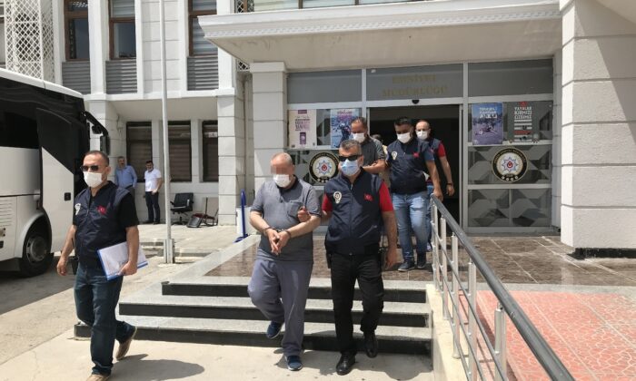 Tatlıcıyı dolandıran sahte kamu görevlileri tutuklandı