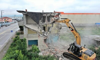 Tehlike oluşturan metruk bina yıkıldı