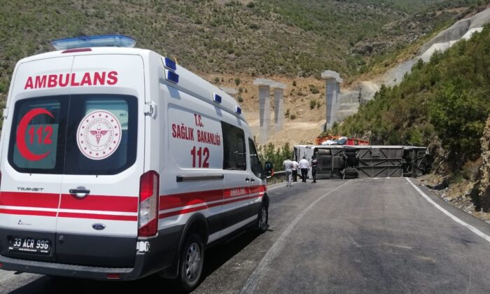 (Tekrar) Mersin’de yolcu otobüsü ile tır çarpıştı: 2’si ağır 15 yaralı