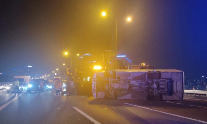 TEM Otoyolunda midibüs devrildi: 4 işçi yaralı