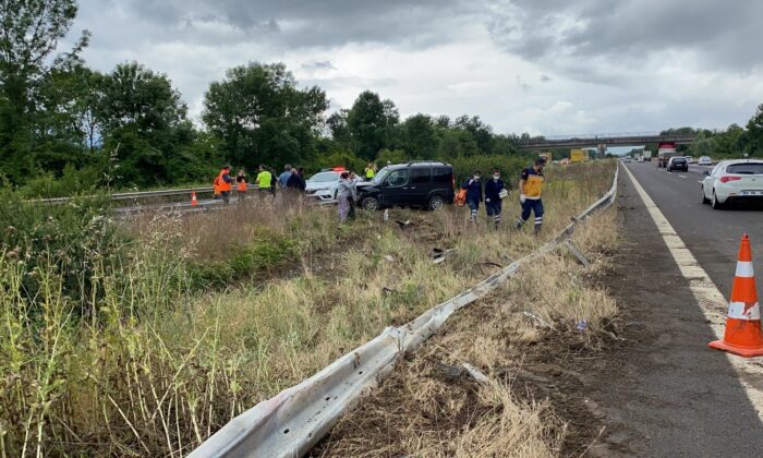 TEM otoyolunda tır karşı şeride geçti