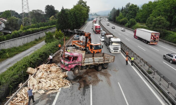 TEM’de 13 araç birbirine girdi, ortalık savaş alanına döndü: 5 yaralı