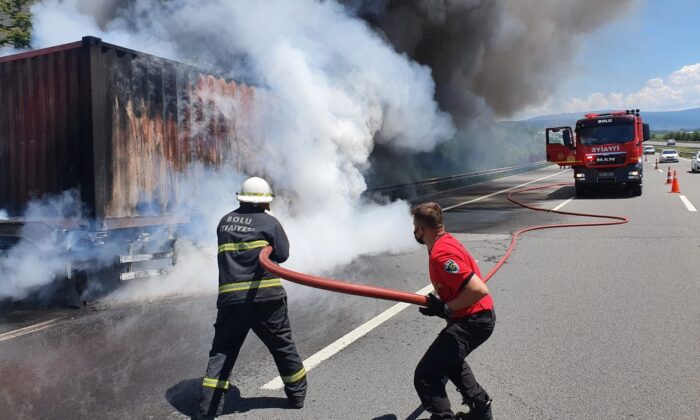 TEM’de alev alev yanan tırı dorsesi kül oldu