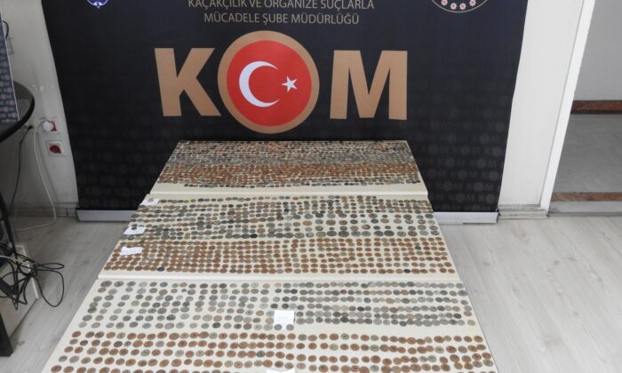 TEM’de durdurulan otomobilde 2 bin 155 adet tarihi sikke ele geçirildi