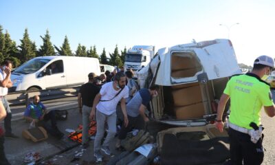 TEM’de işçi servisi ile otomobil çarpıştı: çok sayıda yaralı var