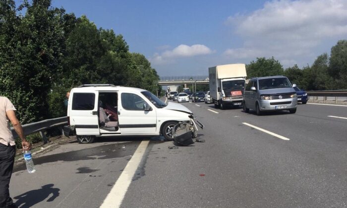TEM’de lastiği patlayınca önce tıra sonra bariyere çarptı: 2 yaralı