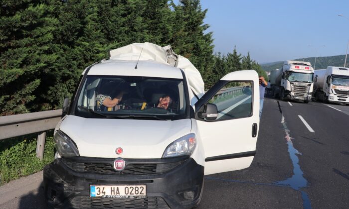 TEM’de tırın arkadan çarptığı panelvan aracın yarısı yok oldu