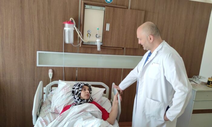 Temizlik yaparken sandalyeden düşüp ağır yaralanan kadın, Siirt’te ilk kez uygulanan yöntemle hayata tutundu