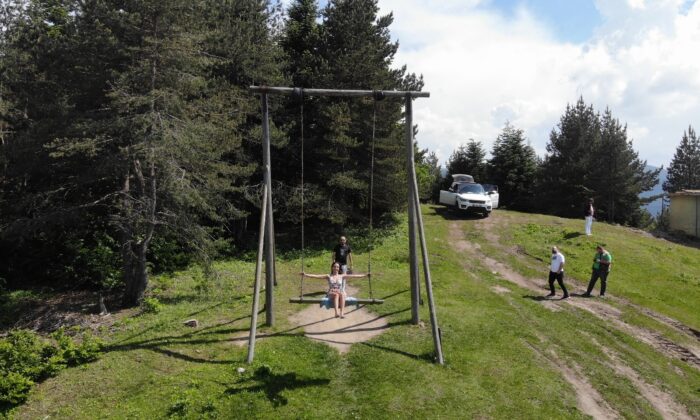 Tepeye kurulan salıncak ilgi odağı oldu