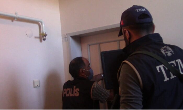 Terör örgütü üyelerine ’Hawala’ yöntemi ile para aktaran 2 şahsı polis yakaladı