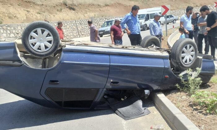 Ters dönen otomobilden burnu kanamadan çıktı