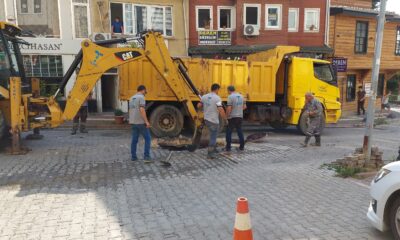 TESKİ ekipleri 3 gün önce arızayı onarmadan mucurla kapattıkları yolu tekrar kazdılar