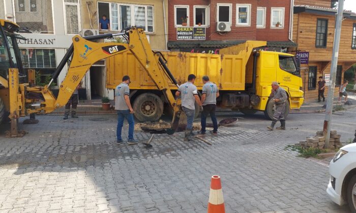 TESKİ ekipleri 3 gün önce arızayı onarmadan mucurla kapattıkları yolu tekrar kazdılar